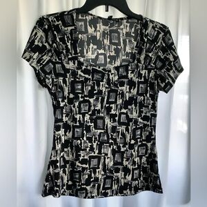 Suzie In The City  Med Top NWT Black And White Abstract Design